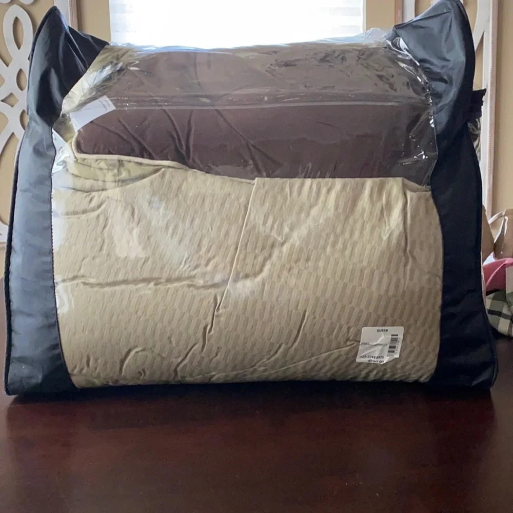 Studio Queen Comforter Set - Picture 2 of 5